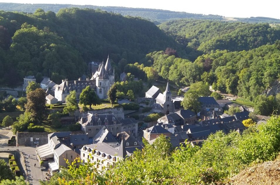 Vue panoramique de Durbuy avec maisons en pierre et collines boisées